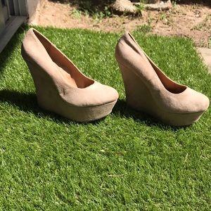 Tan Close Toed Wedges